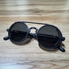 【オシャレアイテム】ラウンドサングラス ブラックレンズの画像