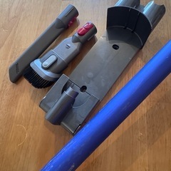 【ダイソン美品】Dyson V7 fluffy コードレス掃除機（SV11 FF OLB）付属品ありの画像