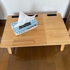（美品）スマホ・タブレット置けるミニテーブルの画像