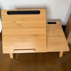 （美品）スマホ・タブレット置けるミニテーブルの画像