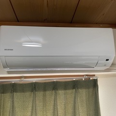エアコン二台と家具、おもちゃの画像