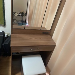 エアコン二台と家具、おもちゃの画像