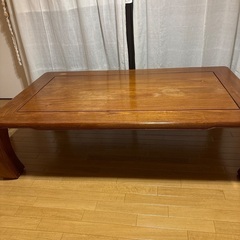 木製テーブルの画像