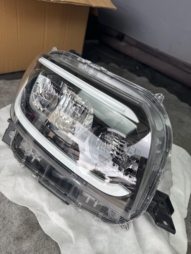 LA650Sタントヘッドライト右側　美品ダイハツ