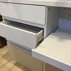LOWYA コンセント付き食器棚の画像
