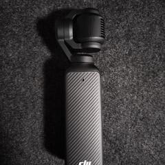 DJI Osmo Pocket 3 本体とスタンドの画像