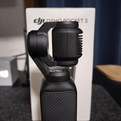 DJI Osmo Pocket 3 本体とスタンドの画像
