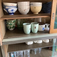 緊急急募！】8/28〜29日の2日間限定 昭和レトロ 食器棚 & 食器類少々 無料で差し上げます。残置物⑤の画像