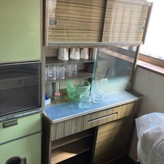 緊急急募！】8/28〜29日の2日間限定 昭和レトロ 食器棚 & 食器類少々 無料で差し上げます。残置物⑤の画像