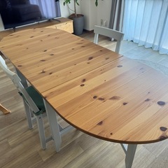 【お取引決定】IKEA 伸縮式ダイニングテーブル 木目 グレー 引き出しあり 8人掛け テーブル イス2脚セットの画像