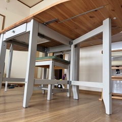 【お取引決定】IKEA 伸縮式ダイニングテーブル 木目 グレー 引き出しあり 8人掛け テーブル イス2脚セットの画像
