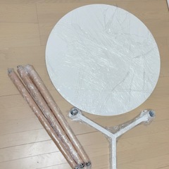 丸テーブルの画像