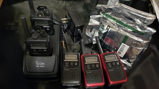 トランシーバーic-4300  5個　イヤホン付クリップマイクロホン　4個　充電器BC-200 セット