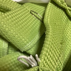 カーテン　一般的なアパートのベランダ等　黄緑の画像