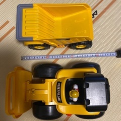 音が鳴って動く！　ダンプカーとショベルカーのおもちゃの画像