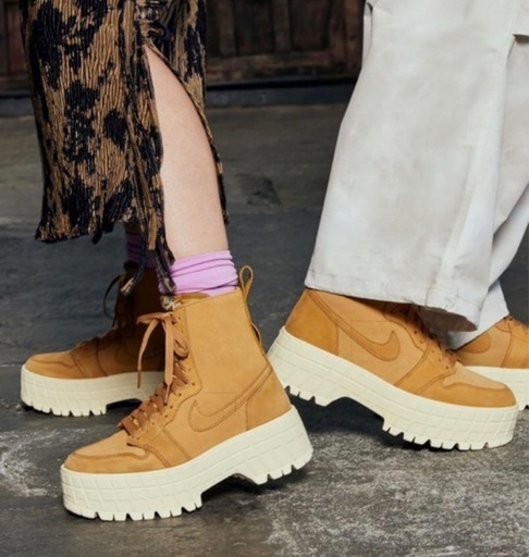 Nike ベージュ ハイカットスニーカー