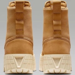 Nike ベージュ ハイカットスニーカーの画像