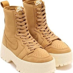 Nike ベージュ ハイカットスニーカーの画像