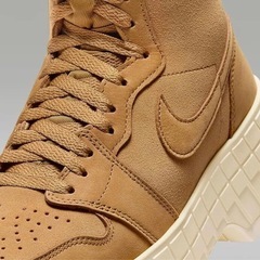 Nike ベージュ ハイカットスニーカーの画像