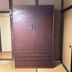タンスなどのレトロ家具の画像