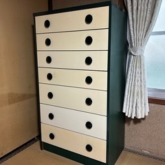 タンスなどのレトロ家具の画像