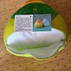 オウムの顔 クッションの画像