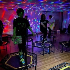 暗闇トランポリン教室の画像