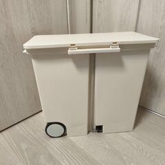 ペダル式ダストボックス ゴミ箱の画像