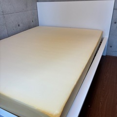 8月末まで！ダブルベッド　フレーム　IKEAの画像