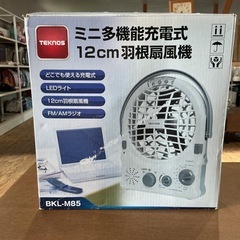 お買い得❗️ ラジオ使用不可💦 黄ばみアリ😔 ミニ多機能充電式 12cm羽根扇風機　TEKNOS BKL-M85 白 扇風機の画像