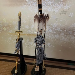 五月人形、弓、刀の飾りなどセットの画像