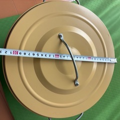 IKEAの蓋付き金属ゴミ箱　イエローの画像