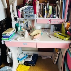 ピンクと白の学習机の画像