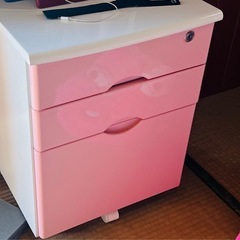 ピンクと白の学習机の画像
