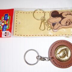 キーホルダー2点　幸運を招くふくろうのキーホルダーとミッキー　新品の画像