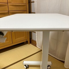 昇降式スタンディングテーブルの画像