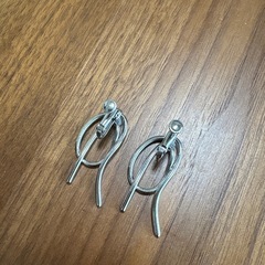 未使用　シルバーイヤリング　リボンイヤリング★辻堂まで！の画像