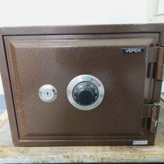 △ VEPOX ベポックス とびら付耐火金庫 ダイヤル式金庫 金庫 JIS S 1037 1989年製 鍵/解除番号あり 傷と塗装剥げあり 現状渡しの画像