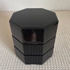 黒の八角形、亀甲型三段重　お正月、季節のお料理　お菓子入れ　小物入れ　縁起物の画像