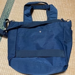 紺色のハンドバッグの画像