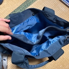 紺色のハンドバッグの画像