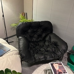 黒ソファの画像