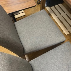 サイドテーブル付ダイニングテーブル二脚の画像