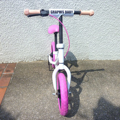 グラフィス 幼児用 ペダルなし自転車 キックバイク ホワイト／ピンクの画像