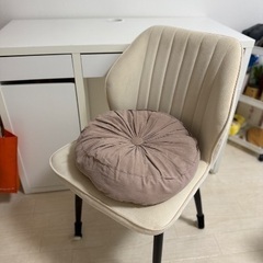 ホワイトのテーブル＆チェアセットの画像