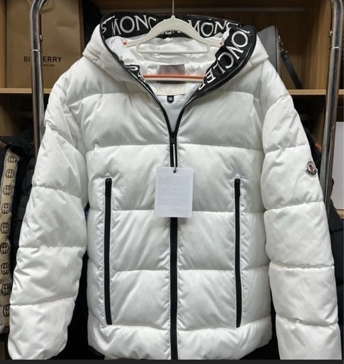 新品未使用モンクレールモンクラーダウンフード付き、ホワイト色