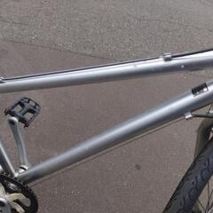 【売約済み】28インチ 🚲 中古 クロスバイク 10,800円 🔁6段切替 ✨タイヤ新品 新規防犯登録料コミ 922の画像