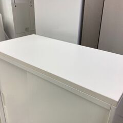 中古　極美品　NAIKI（ナイキ）　スチール製　 書庫　 引戸書庫　 鍵付き 　引き違い書庫　スチール書庫　収納キャビネット　ロータイプ　3段　ローキャビネット　収納庫　ホワイト　天板付　カウンター　ハイカウンター　受付カウンター　幅900×奥450×高さ980mm　ホワイト　愛知　一宮市　江南市　稲沢市　名古屋　岐阜　各務ヶ原　羽島　三重　グッドプライス一宮の画像