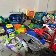 【まとめ売り】おもちゃ ミニカー カーキャリア🛻トーマス 消防車🚒救急車🚑パトカー🚓電車🚃しまじろう🐯の画像