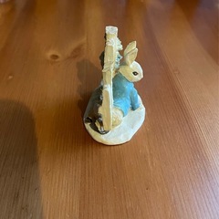 柵をくぐるピーターラビット小さな置物の画像